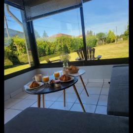 Appartement de plain pied avec terrasse jardin parking, khách sạn ở Viriat