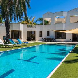 Peaceful 6BR Villa with Private Pool and Garden, hotel v destinácii Kiti
