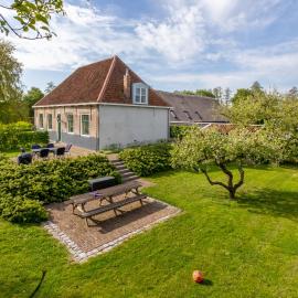 Welcome in - Familie Boerderij Molenhof met een riante tuin, piano en voetbaltafel