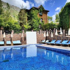 Nebesa Hotel EZ, отель в Чимгане