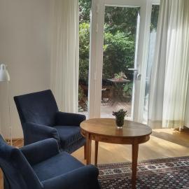 Zimmer am Ring - ruhiges Zimmer im Grünen, Frühstück auf eigener Terrasse mit Morgensonne und fußläufig zum Badeplatz Schwarzindien am Mondsee