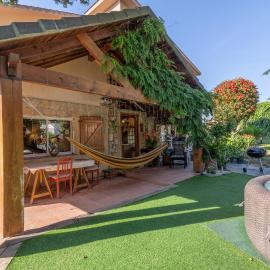 La Casita de la Font del Bosc, hotel i Sant Pere Sacarrera