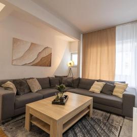 StayBaran XL - 6 Betten I 3 Schlafzimmer I Parkplatz I, hotell Essenis