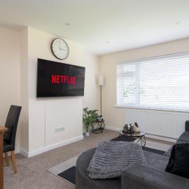Modern 2 Bed Bungalow - Contractors - Corporate & Relocation - Sleeps 4 - Parking & Fast WiFi