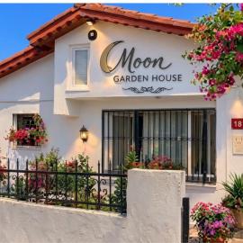 Moon Garden House, hotel a Gomec