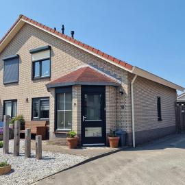 Ruim vakantiehuis met terras en overkapping in Stavenisse, hotel in Stavenisse