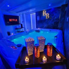 "LA BULLE BLEUE" - Espace détente cosy avec jacuzzi et grand écran, Hotel in Port-de-Bouc
