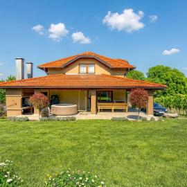 Hedonistic Vineyard Estate with Hot Tub - Happy Rentals, hotel u gradu 'Ludbreg'