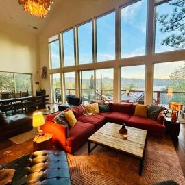 Modern 6 bedroom retreat, stunning lake views, close to village!、レイク・アローヘッドのホテル