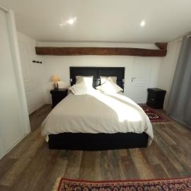Large farmhouse, hotel in Châlus