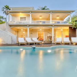 KAZ A NOVA - Spacious heated swimming pool & sea view, hotel in Les Avirons