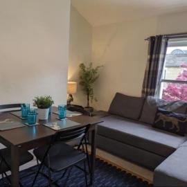 Cotsworld Railway Cottage، فندق في سويندون