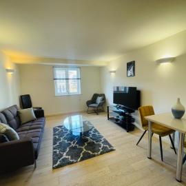 2 Bedroom Apartment From Travaal โรงแรมในฟาร์นโบโรห์