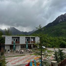 Trojet e Mija, hotel Thethben