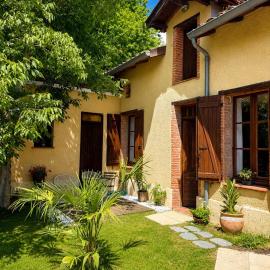 Maison de ville, jardin privatif et stationnement