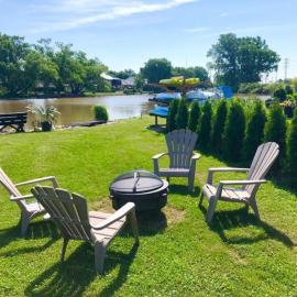 2 bedroom GetawayLake St Claire, Canadakayak, hotel in Belle River
