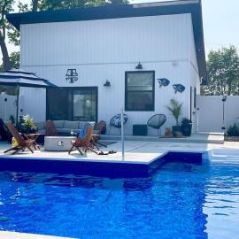 Belle River में, होटल The Grand River Retreat Pool hot tub avail Sep