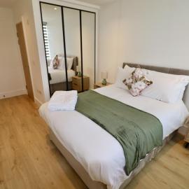 Chertsey Modern 2-Bed Flat with Parking
