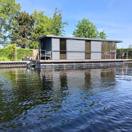 Houseboat Enjoy with 200m Private Garden on the Lake, hotel v destinaci Vinkeveen