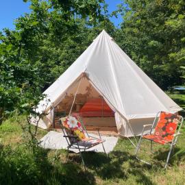 Tente cloche dans un jardin naturel et bucolique