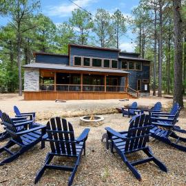 Luxe Cabin, 4BR, Hot Tub, ATV Trail, Dog Friendly, hotel v destinácii Broken Bow