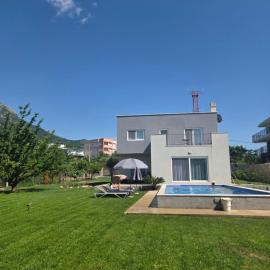 Villa Oaza, hotel i Bar