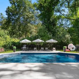 Renovated Retreat with Heated Pool, hotel di Redding