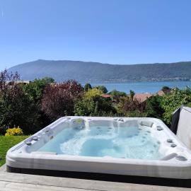 Sunshine Villa in front of Annecy Lake