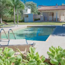 Villa IslaMaris con Piscina nel Boomerang Village a Torre Colimena, hotel u gradu 'Torre Colimena'