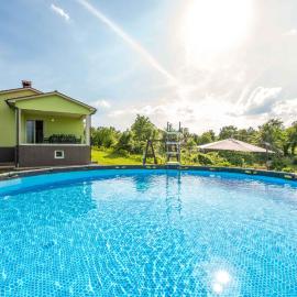 Villa Domia, a peaceful villa just 5km from the sea, Hotel in Kršan