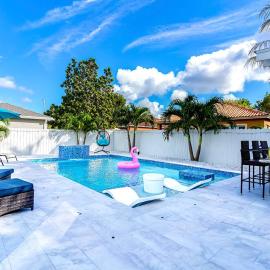 Heated Pool Family Retreat- Games, Everglades, Keys, Hotel in Miami