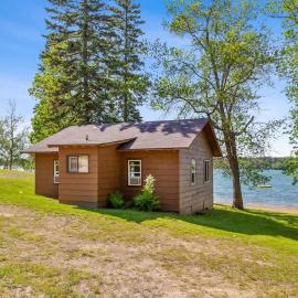 Cabin #8 Long Lake 2BR 1BA Timberlane Resort，Park Rapids的飯店