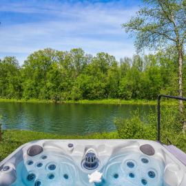 Riverfront Little Red Cabin, Hot Tub, World-class Trout Fishing, Views & Boat Access, hotel in Heber Springs