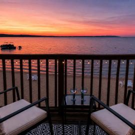 Surreal Views #328 Beach Pool AC Hot Tub, hotel a Traverse City