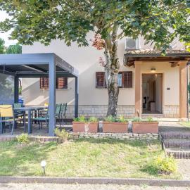 Green Oasis with Terrace, hotelli kohteessa Pazin