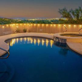 Avenida Panorama — Luxury Foothills Estate | Golf Sim + Pool | Sleeps 12, hotelli kohteessa Tucson