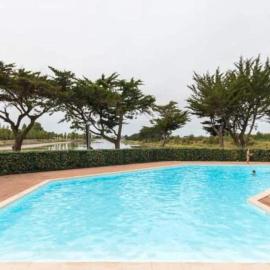 Charmante maisonette - piscine chauffée & à 10 min avant pied de la plage, хотел в Геранд
