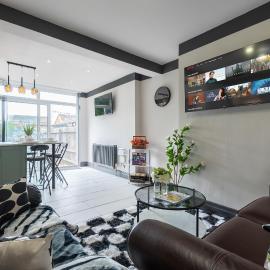 4 Bedroom Quiet Leafy Snazzy Elroi Exclusive 2 Vehicles Private Parking Home - A63 - Close to shops، فندق في هال