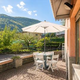 Apartment with Terrace - Lake Como & Bellagio nearby, hotel i Valbrona