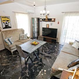 Luxury Romantic Seaside Apartment in Varkiza, hotel a Vari