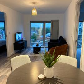 Modern 2BD 2 bathroom apartment close to city centre