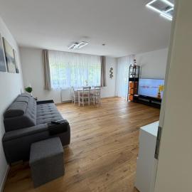 Modern 2-Room Apartment in Hockenheim with Free Parking, Wi-Fi & Reinigung Service, hotel v destinácii Hockenheim