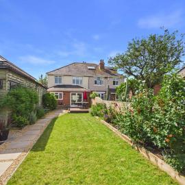 Stylish Coastal Cottage in Gurnard Dog Friendly Garden