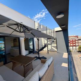 Ático moderno, pool & parking para estancias temporales