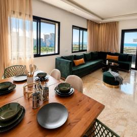 Sea & Park View Apartment - Wifi, Netflix & IPTV, hotel in Aïn Harrouda