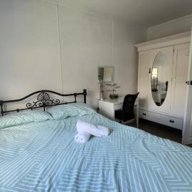 Private Double Room Shared Bathroom, hotel in Warrane