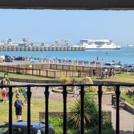 Sea, Sky & Ships - Luxury Seafront Apartment, Ideal for Channel Crossing Swimmers , Sleeps 5, hotel en Dover