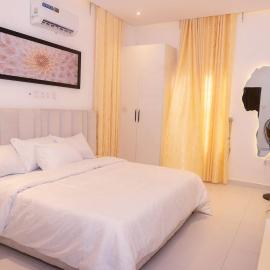 Modern 2BR Retreat in Lugbe Comfort Class 2, hotel i Furah