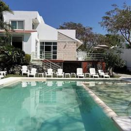 Las Fuentes Casa jardín alberca con caldera opcional، فندق في جيوتيبيك