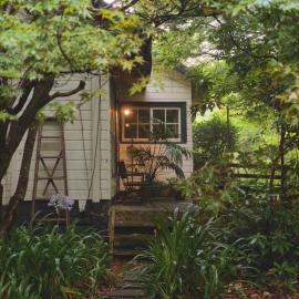 Sherbrooke Cottage on Half an Acre - Walk to Poet's Lane, Marybrooke Manor, hotel in Sherbrooke